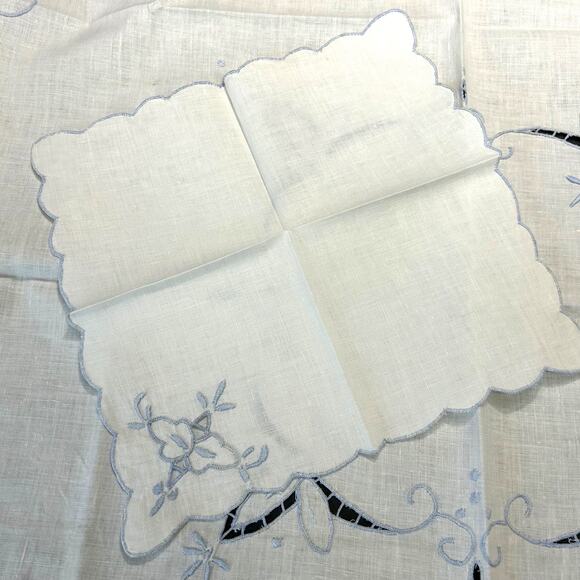 Vintage Embroidered Table Cover Square 30x30 and Matching Napkins Square 10x10 - Picture 4 of 13